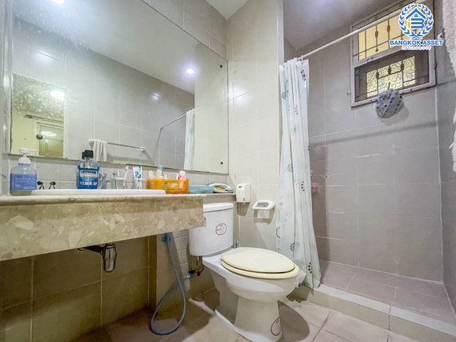 *****ทาวน์เฮ้าส์มือสอง 3 ชั้น ม.ภุมรินทร์ พหลโยธิน72 หลังมุม บนเนื้อที่ 37 ตร.ว. ฟังก์ชัน 5 ห้องนอน 4 ห้องน้ำ 2 ที่จอดรถ แถมฟรี! 3 เครื่องปรับอากาศ 7 เครื่อง และปั๊มน้ำ 1 เครื่อง ทำเลดีมาก เชื่อมต่อ ถ.พหลโยธิน, ถ.รังสิต-ปทุมธานี ใกล้ห้างเซียร์รังสิต ฟิวเจอร์พาร์ครังสิต และรถไฟฟ้าสายสีแดงเข้ม "สถานีหลักหก"